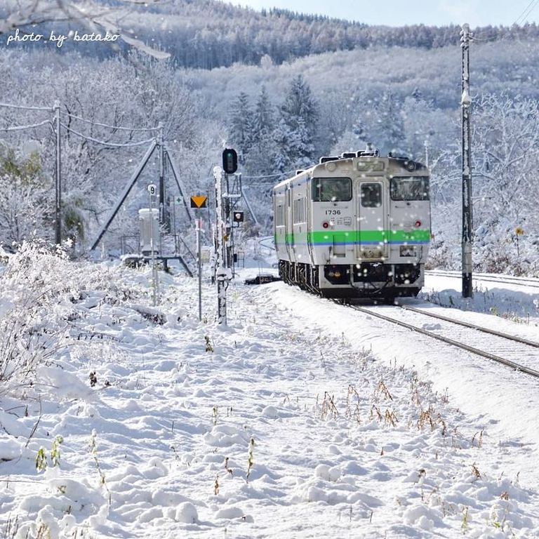 穏やかな冬晴れの中を力強く走る電車。「遠軽町の雪の中を走る電車」など 【北海道ミライノート (44)】