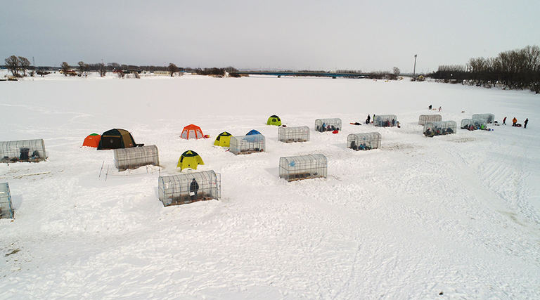 冬は氷の上でワカサギ釣りを楽しもう 北海道の氷上ワカサギ釣り