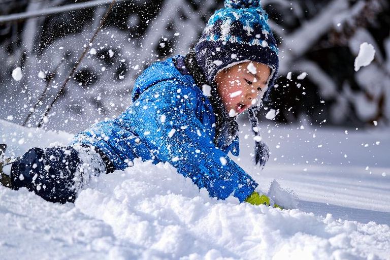 真っ白でふわふわな雪に夢中!「上ノ国町の子どもと雪」など 【北海道ミライノート (48)】|Domingo
