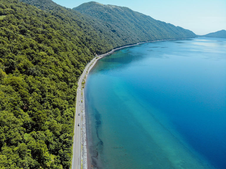 豊かな原生林に囲まれた神秘のブルーに出会う道。【シーニックバイウェイ北海道(14)】|Domingo