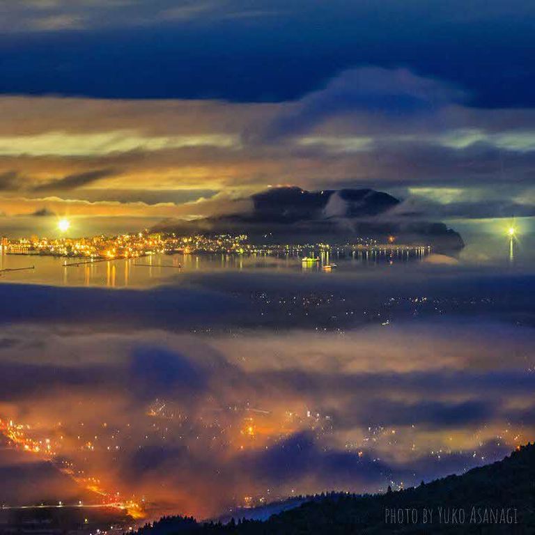 港を照らす船の明かりが幻想的な風景。「雲間から見える街の光（北斗市）」など 【北海道ミライノート （65）】｜Domingo