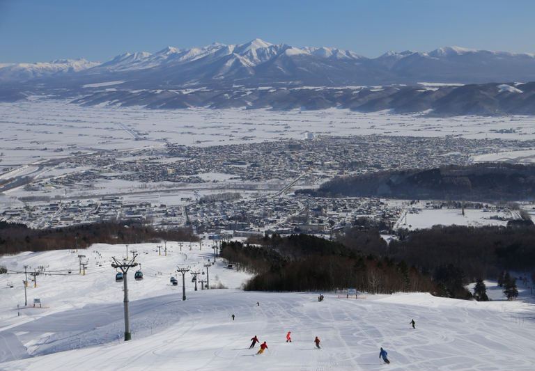 【富良野近郊】おすすめスキー場16選・山岳からの絶景の中を滑走！｜Domingo