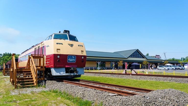 子どもと鉄道ファンに人気の聖地「道の駅あびら D51ステーション」で楽しむ鉄道とグルメ|Domingo