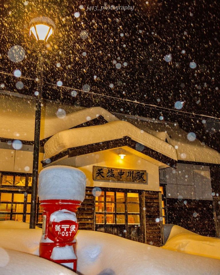 雪の北海道で温かみを感じる1枚「雪降る駅とポスト（中川町）」など 【北海道ミライノート （80）】｜Domingo