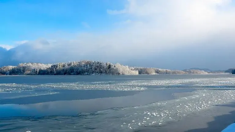 朱鞠内湖氷上氷上トラウト・ワカサギ釣り｜北海道の「今」をお届け Domingo -ドミンゴ-