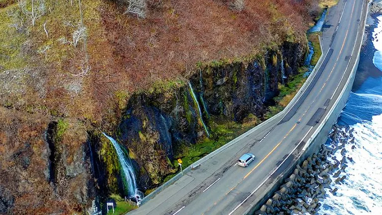 道路脇の崖を流れる「フンベの滝」の不思議な光景｜Domingo