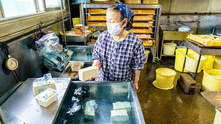 地域に愛されて60年以上 留寿都村「清水豆腐店」の変わらぬ味｜Domingo