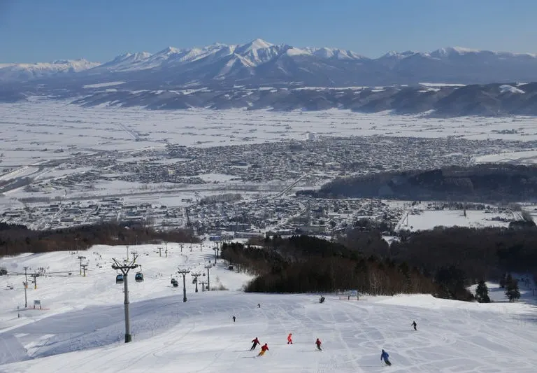 【富良野近郊】おすすめスキー場16選・山岳からの絶景の中を滑走！｜Domingo