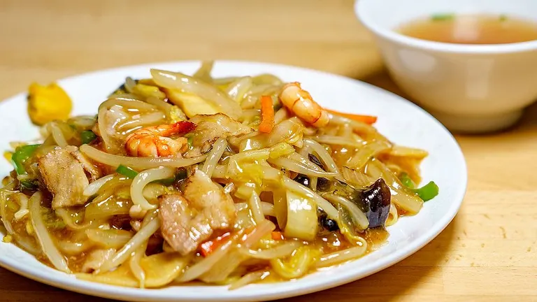 Otaru's soul food "Ankake Yakisoba" (fried noodles with starchy sauce), the pioneer and most popular machinuka!｜Domingo