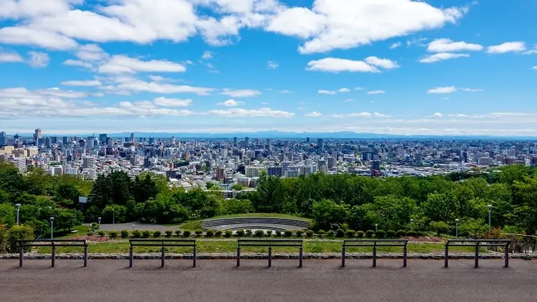 札幌市街地を見下ろす絶景！市民が愛する「旭山記念公園」でおすすめの過ごし方｜Domingo