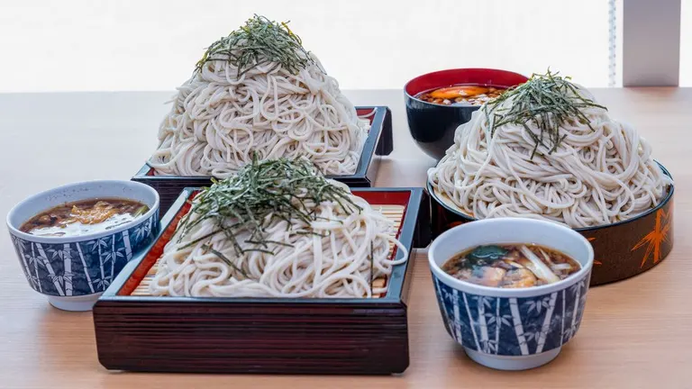 궁극의 숨은 맛집! 붉은 벽돌 청사 옆에 있는 '어느 식당'이 코스파 최강!｜Domingo