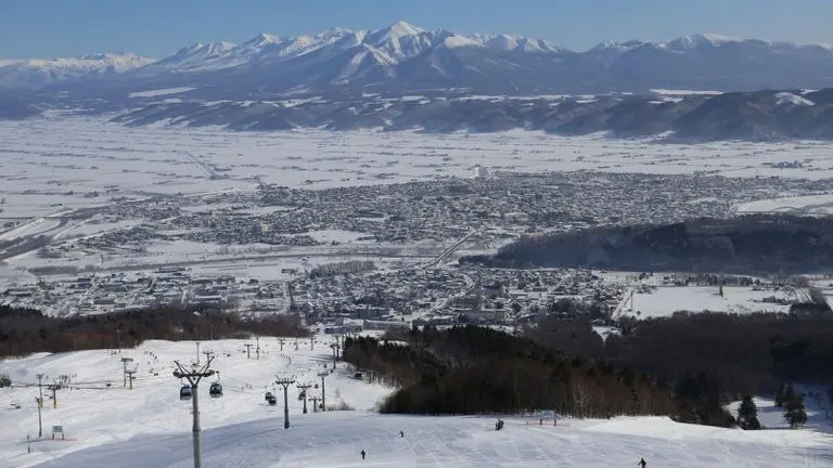 【富良野近郊】おすすめスキー場15選・山岳からの絶景の中を滑走！｜Domingo