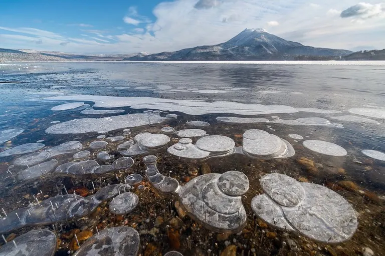 湖の中にできる氷のアート「阿寒湖のアイスバブル（釧路市）」など 【北海道ミライノート （81）】｜Domingo