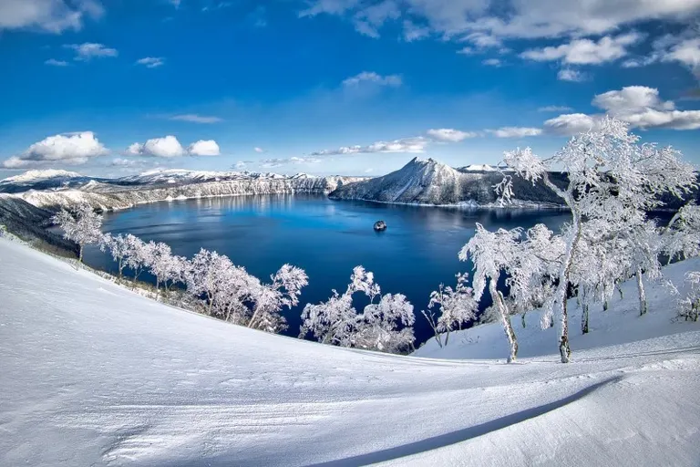 摩周ブルーと雪の白さが神秘的な「冬の摩周湖（弟子屈町）」など 【北海道ミライノート （83）】｜Domingo