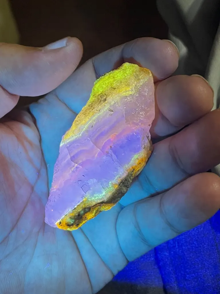新種の鉱物「北海道石」発見　紫外線を当てると蛍光を発するこの石の正体は｜Domingo