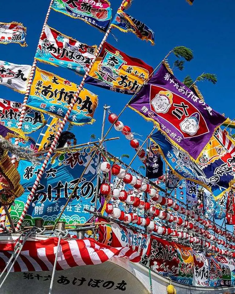 初夏の函館にはためく「大漁旗と青空（函館市）」など 【北海道ミライノート （92）】｜Domingo