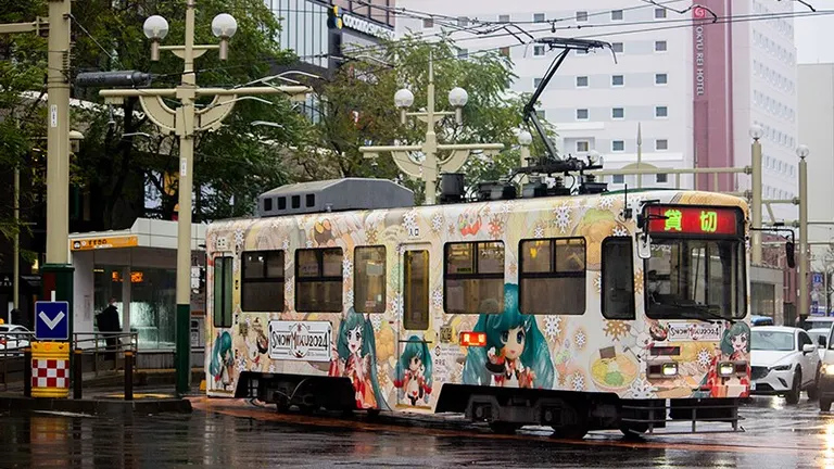 札幌市内をぐるりと巡る！「雪ミク電車2024」が運行スタート｜Domingo