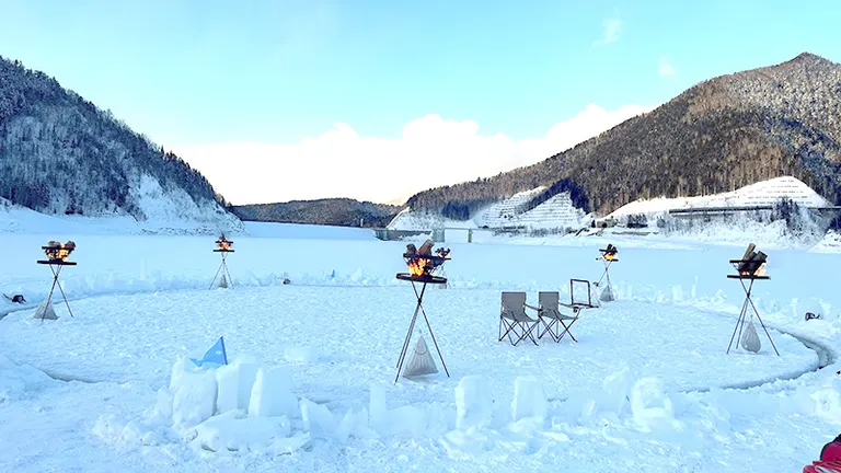 氷のメリーゴーランド？北海道の雪景色をのんびり楽しめるアクティビティ「アイスカルーセル」を楽しもう｜Domingo