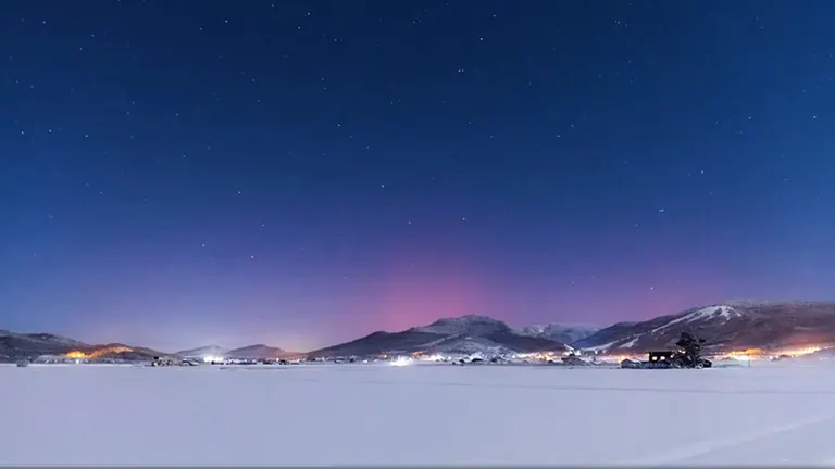 北海道でオーロラを観測！冬の夜空を染めた低緯度オーロラのタイムラプス映像が感動的｜Domingo