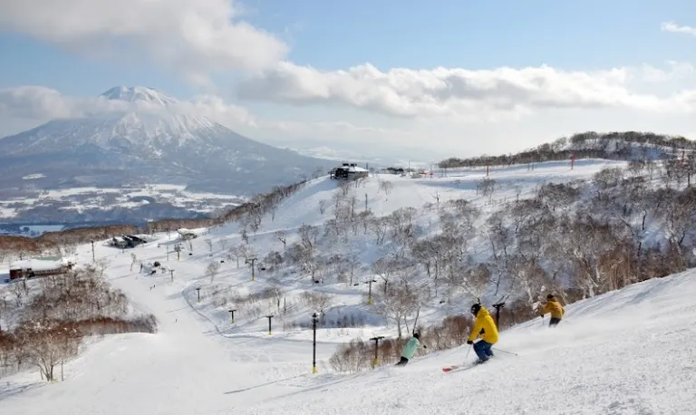 【2024年版】北海道ならまだまだ滑れる！GWまで楽しめるスキー場7選｜Domingo