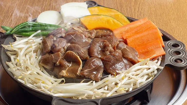 伝統の漬け込みジンギスカンの本流「松尾ジンギスカン」 秘伝のタレの美味しさの秘密とは｜Domingo