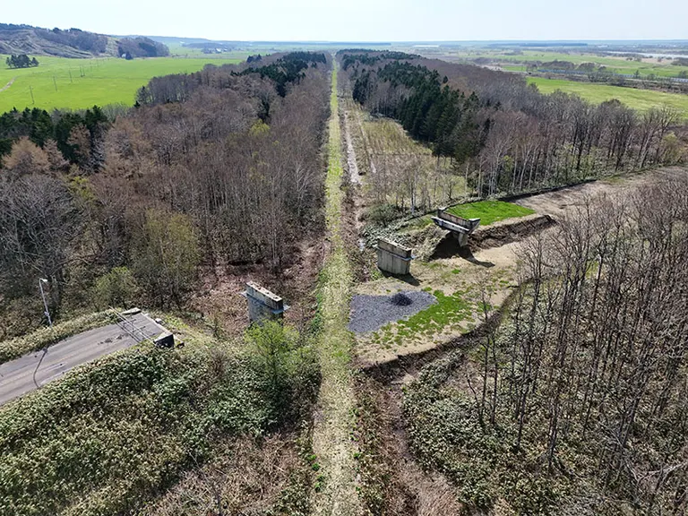 羽幌線の廃線跡と旧国道40号線の交差部