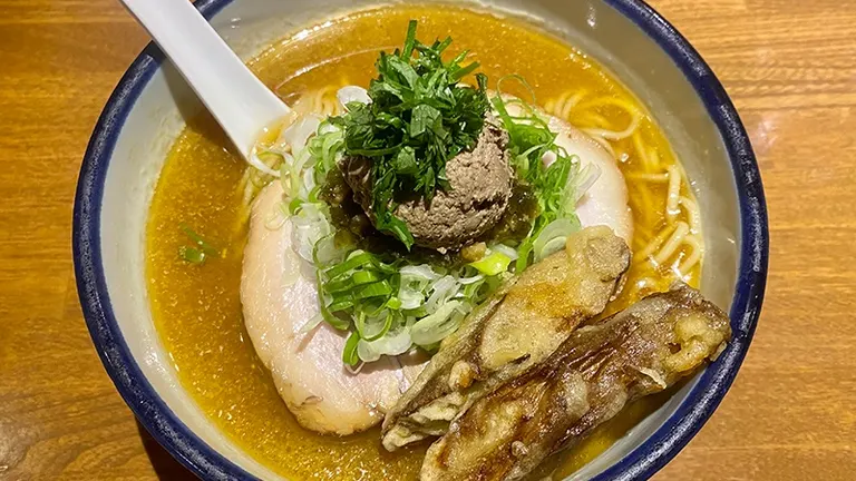 White liver paste adds depth to the flavor of ramen at the extremely popular "Rain Gently" restaurant.｜Domingo