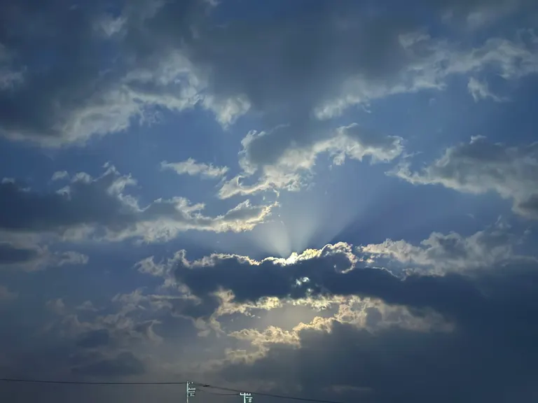 超級月亮的光芒從雲層後傾瀉而出。