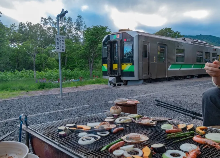 车站站台上的烧烤