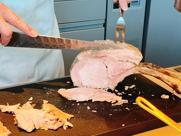 All Day Dining Grandeur 现场切分带骨北海道产猪肉烤肉