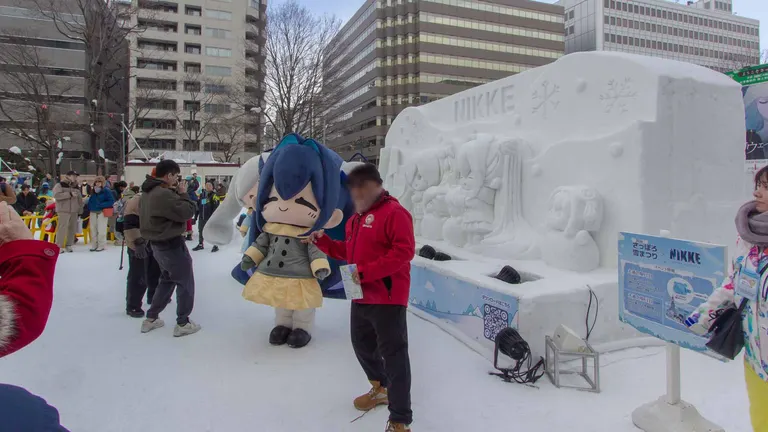 《胜利女神：妮姬》的中型雪雕