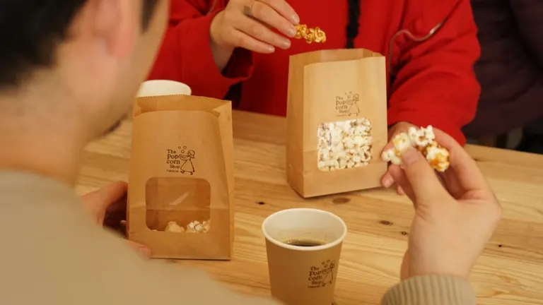 各自享受爆米花時光