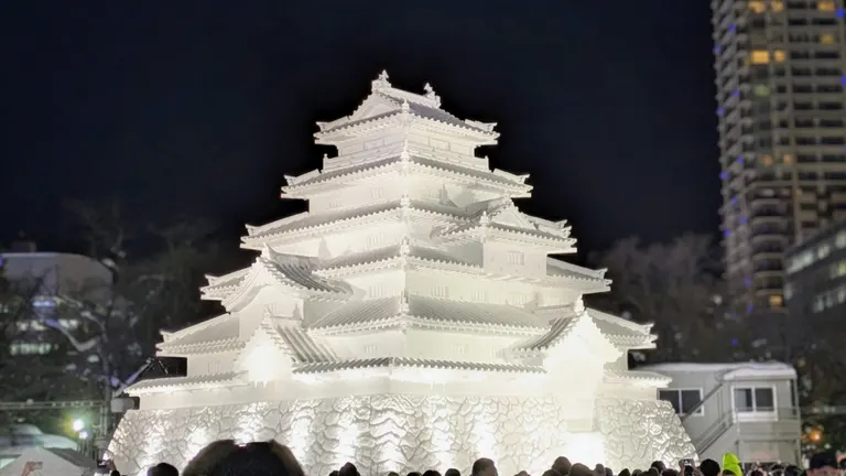 大型雪雕“会津 鹤城”
