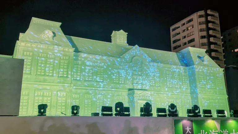 大型雪雕“北海道大学 古河讲堂～‘光，自北而来’北海道大学创校150周年～”