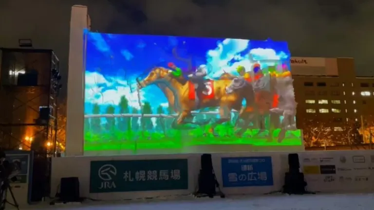 大型雪雕“荣冠加冕的纯种马”的光雕投影