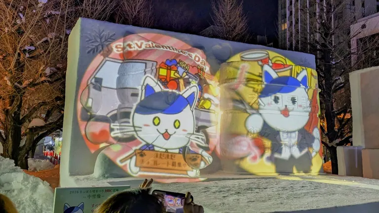 投影着太田胃喵影像的中型雪雕