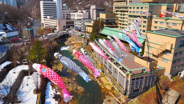 定山渓温泉渓流鯉のぼり