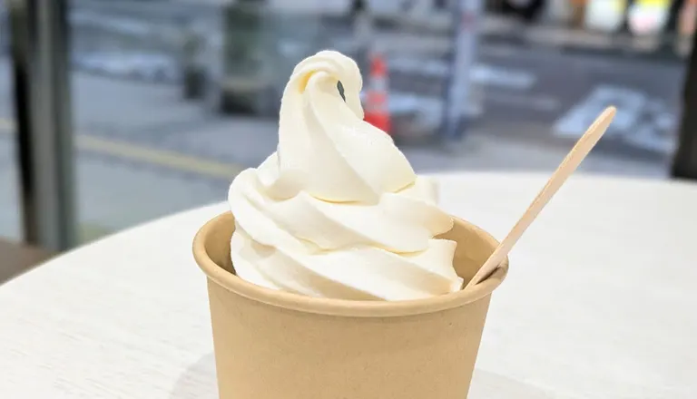 雪印パーラー「北海道牛乳ソフト」・「雪印コーヒーソフト」