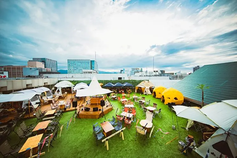 옥상 테라스 비어가든〈NU AiR THE ROOF TOP of SAPPORO TOKYU dep.2026〉（삿포로시）| Domingo -도밍고