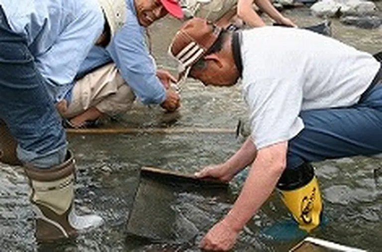 砂金掘り体験｜北海道の「今」をお届け Domingo -ドミンゴ-