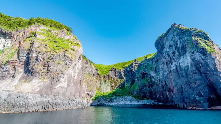 野生の鹿も見られる！断崖絶壁を流れる「フレペの滝」はダイナミックな