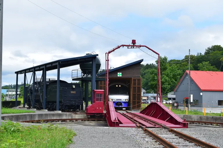 鉄道ファンにはたまらない！ SL・エクスプレス・転車台が揃い踏みの