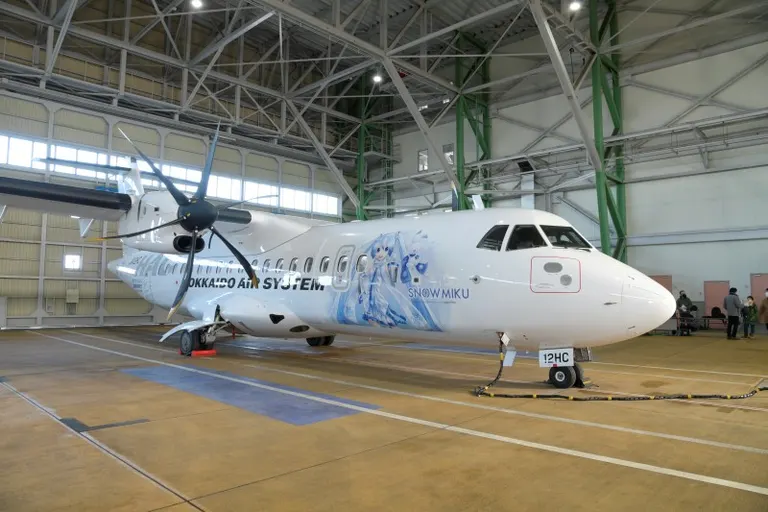 雪ミクが北海道の空へ 北海道エアシステム（HAC）「雪ミクラッピング機