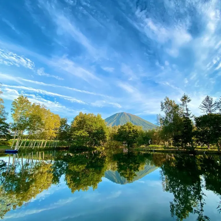 水に反射する自然が幻想的な写真「水鏡の自然（倶知安町）」など 【