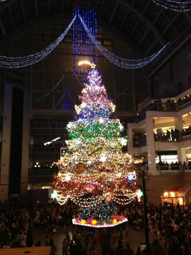 2025年最新】サッポロファクトリーのクリスマスツリー点灯式が11月1日