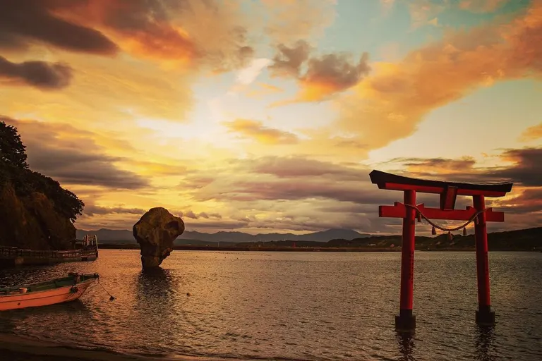 羽を広げたかもめのような島「鴎島と夕焼け（江差町）」など 【北海道