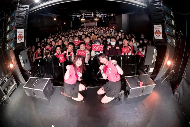 二人が仲良くなればなるほど、歌でバチバチしている」 She is