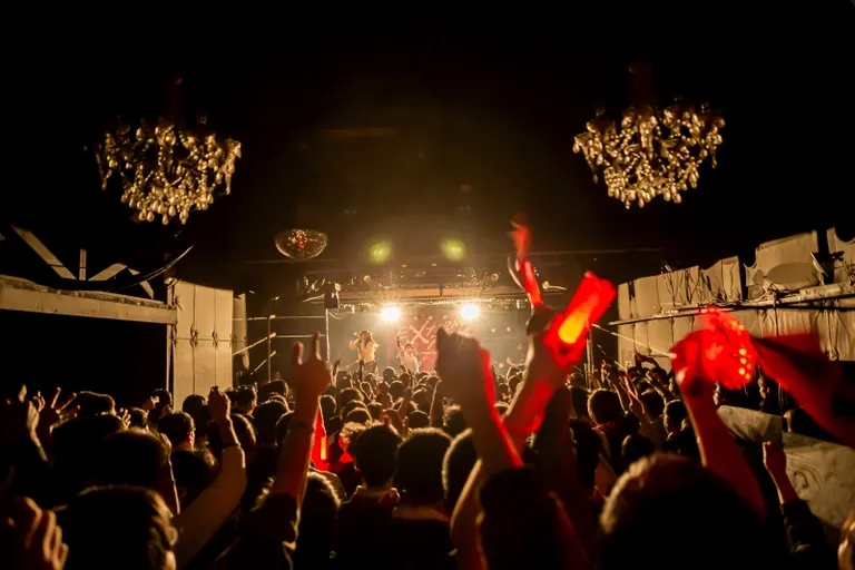 二人が仲良くなればなるほど、歌でバチバチしている」 She is