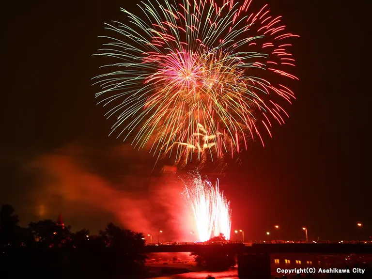 2025年最新】花火やパレードで賑わう旭川夏の一大イベント！「旭川夏