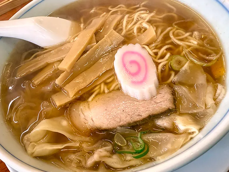煮干し香る熱々スープが沁みる！七飯町「大勝軒」で味わう“永福町系